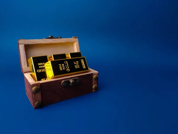 蓝色背景内装有金条的老式木箱 — 图库照片