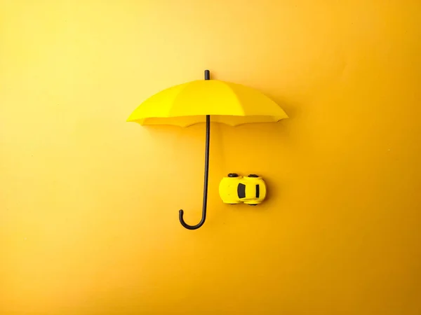 Sárga Esernyővel Borított Sárga Autó Sárga Alapon — Stock Fotó