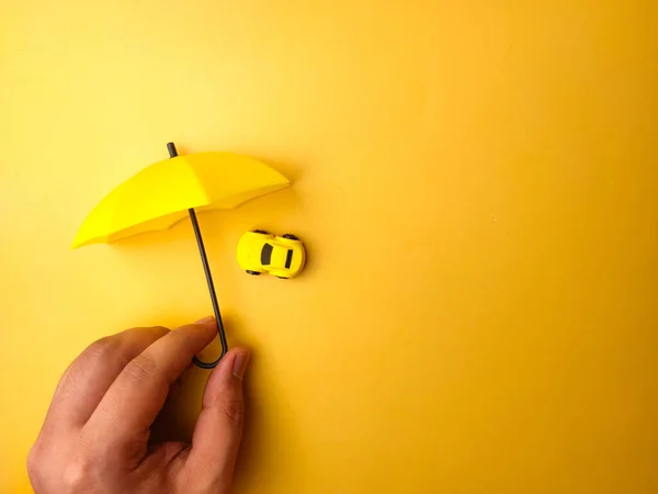 Valaki Kezében Sárga Esernyő Borított Sárga Autó Sárga Alapon — Stock Fotó