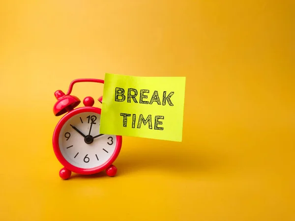 Ξυπνητήρι Και Κολλώδη Σημείωση Λέξη Break Time Κίτρινο Φόντο — Φωτογραφία Αρχείου