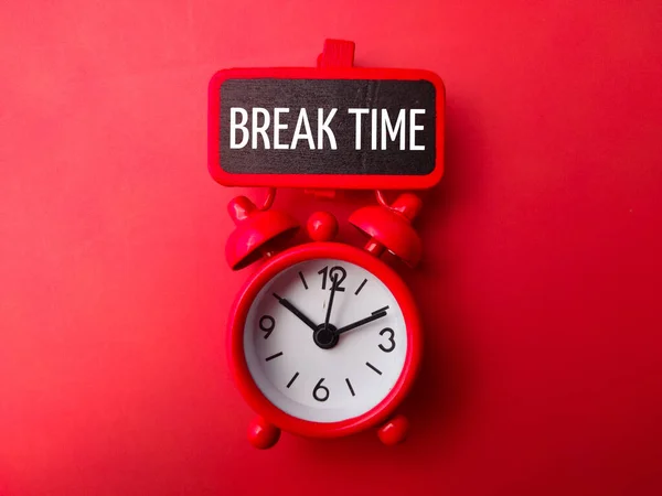Ξυπνητήρι Και Ξύλινο Πίνακα Λέξη Break Time Κόκκινο Φόντο — Φωτογραφία Αρχείου