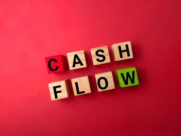 Bloque Madera Con Palabra Cash Flow Sobre Fondo Rojo — Foto de Stock