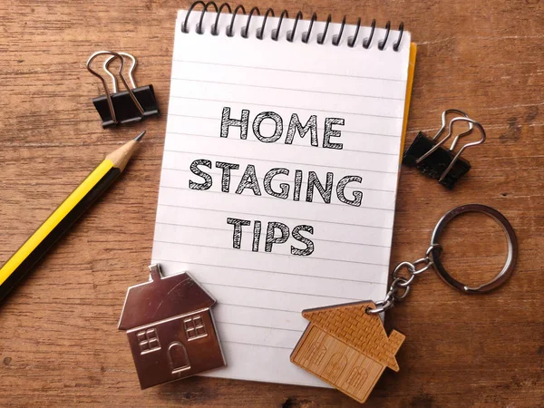 Κλειδοθήκη Σπιτιού Και Σημειωματάριο Λέξη Home Staging Tips Ξύλινο Φόντο — Φωτογραφία Αρχείου