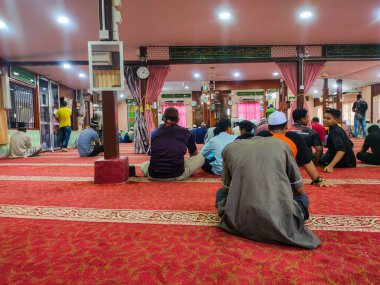 Kampung Setiawan, Perak - 16 Haziran 2023: Bazı insanlar camide cuma namazı için bekliyorlar.