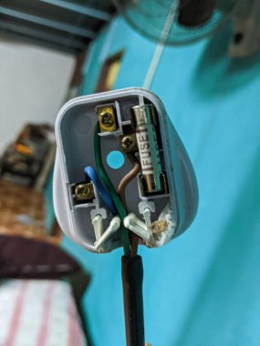 Fişin fünyesi yıldırım yüzünden hasar görmüş ve değiştirilmesi gerekiyor.