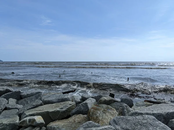 Atmosfera Praia Linda Com Ondas Fortes Grandes Rochas Praia — Fotografia de Stock