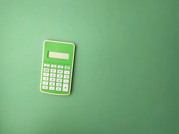 Grüner Taschenrechner Von Oben Auf Grünem Hintergrund Mit Kopierraum Geschäftskonzept — Stockfoto