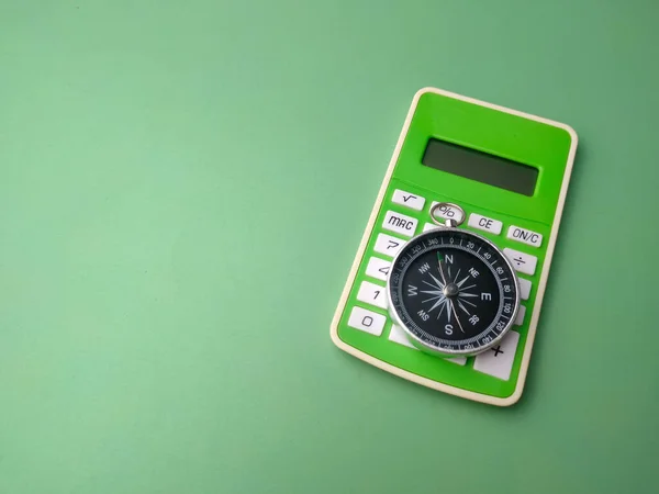 Calcolatrice Verde Primo Piano Con Bussola Sfondo Verde Con Spazio — Foto Stock