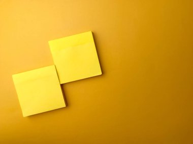 Üst görünüm sarı yapışkan nota kopyalama alanı olan sarı arkaplan