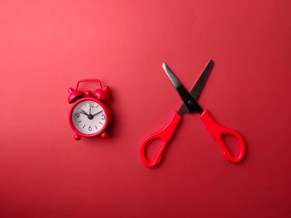 Kırmızı Zemin Üzerinde Kırmızı Alarm Saati Olan Üst Görünüm Kırmızı — Stok fotoğraf