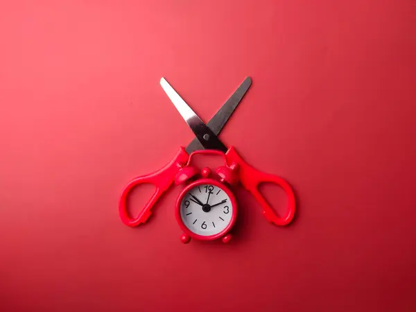 Kırmızı Zemin Üzerinde Kırmızı Alarm Saati Olan Üst Görünüm Kırmızı — Stok fotoğraf