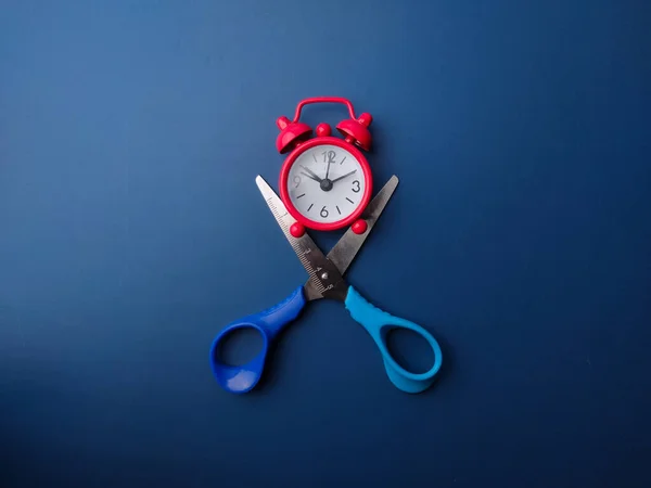 Blaue Schere Mit Rotem Wecker Auf Blauem Hintergrund — Stockfoto