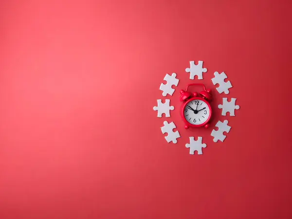 Roter Wecker Mit Weißem Puzzle Auf Rotem Hintergrund Mit Kopierraum — Stockfoto