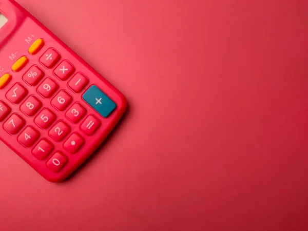 Calcolatrice Rossa Vista Dall Alto Sfondo Rosso Con Spazio Copia — Foto Stock
