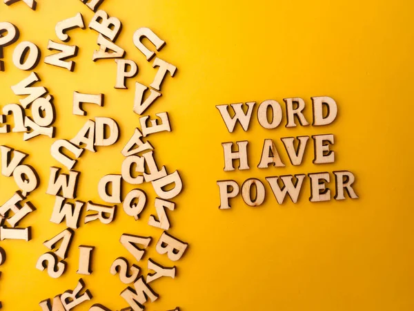 Ξύλινο Παιχνίδι Επιστολή Που Διοργανώνεται Λέξη Word Έχουν Εξουσία Ένα — Φωτογραφία Αρχείου