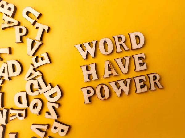 Κοντινό Ξύλινο Παιχνίδι Επιστολή Που Διοργανώνεται Λέξη Word Έχουν Εξουσία — Φωτογραφία Αρχείου