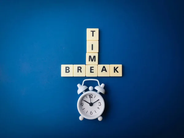 Белый Будильник Игрушки Буквы Словом Время Break Синем Фоне — стоковое фото