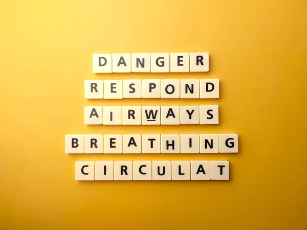 Letras Brinquedos Com Palavra Danger Respond Airways Breathing Circulat Fundo — Fotografia de Stock