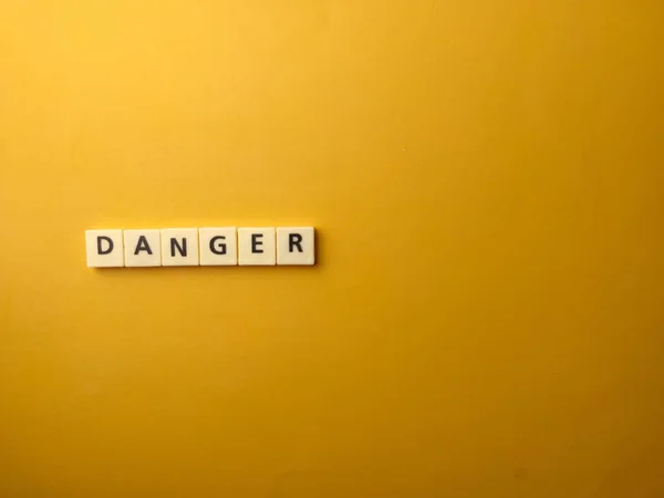 Вид Зверху Іграшкові Літери Словом Danger Жовтому Тлі Пробілом Копіювання — стокове фото