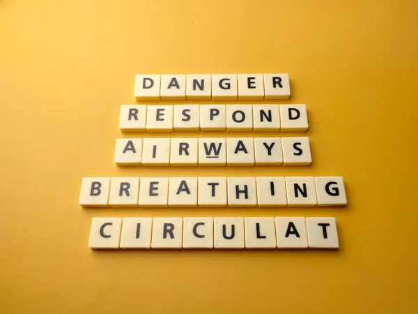 Letras Brinquedos Com Palavra Danger Respond Airways Breathing Circulat Fundo — Fotografia de Stock