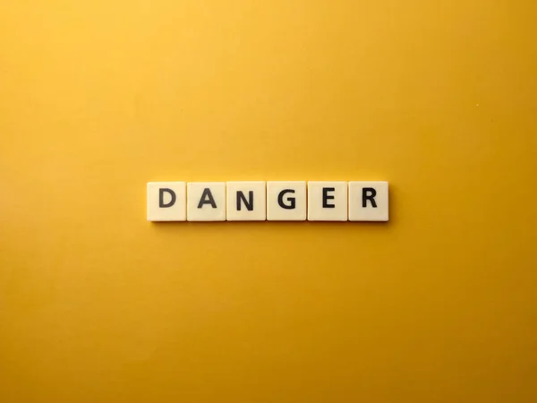Vista Dall Alto Giocattoli Lettere Con Parola Danger Uno Sfondo — Foto Stock