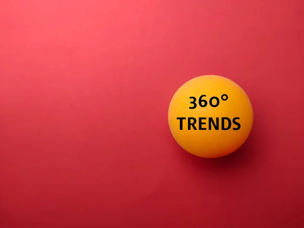 黄色のピンポンボールと単語360赤の背景の傾向 — ストック写真