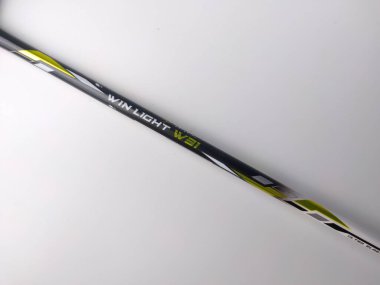 Manjung, Perak-July 7 2023: Beyaz arka planda izole edilmiş beyaz ve siyah badminton raketi