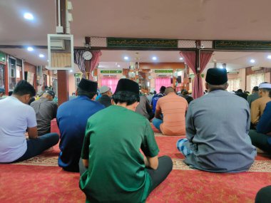 Kampung Setiawan, Perak - 30 Haziran 2023: Bütün Müslüman cemaatler cuma günü camide vaaz dinliyorlar