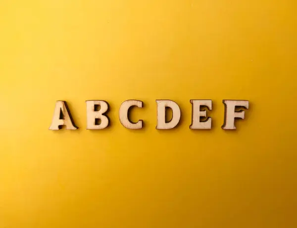Juguete Carta Madera Arregló Palabra Abcdef Con Fondo Amarillo — Foto de Stock