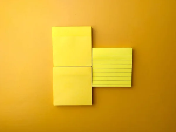 上部表示黄色の粘着性のあるノートコピースペース付きの黄色の背景 — ストック写真