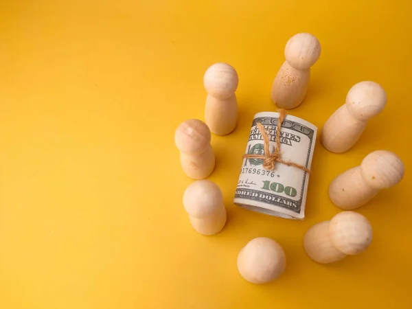 Peníze Obklopený Dřevěnou Kolík Panenka Žlutém Pozadí Koncept Skupinového Financování — Stock fotografie