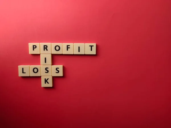 顶部视图玩具字母 Profit Risk Loss 红色背景 — 图库照片