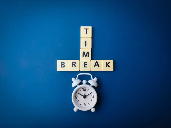 蓝色背景上印有 Time Break 字样的白色闹钟和玩具字母 — 图库照片