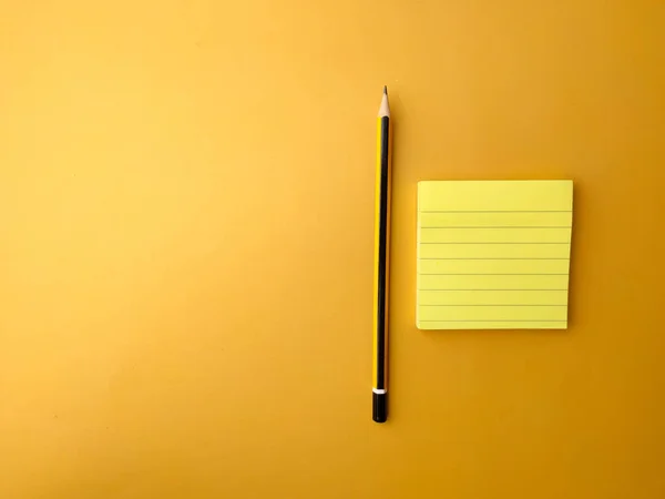 コピースペース付き黄色の背景に付箋のあるトップビューの鉛筆 — ストック写真