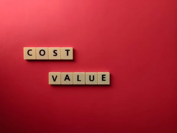 Spielzeugbuchstaben Mit Dem Wort Cost Wert Auf Rotem Hintergrund — Stockfoto