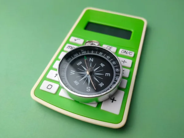 Nahaufnahme Grüner Taschenrechner Mit Kompass Auf Grünem Hintergrund Geschäftskonzept — Stockfoto