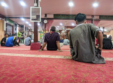 Kampung Setiawan, Perak - 16 Haziran 2023: Bazı insanlar camide cuma namazı için bekliyorlar.