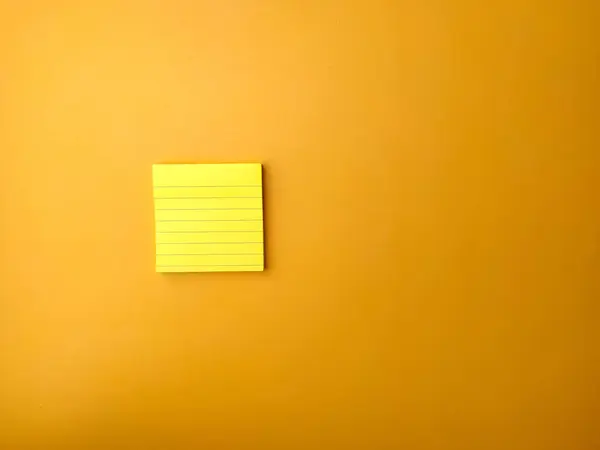 上部表示黄色の粘着性のあるノートコピースペース付きの黄色の背景 — ストック写真