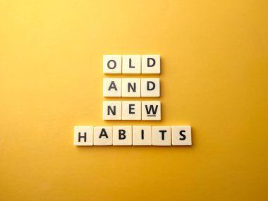 Sarı arka planda Eski ve Yeni HABITS sözcüğüyle en üstteki oyuncak harfleri.