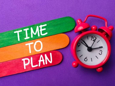 Mor arka planda Time sözcüğüyle kırmızı alarmlı saat