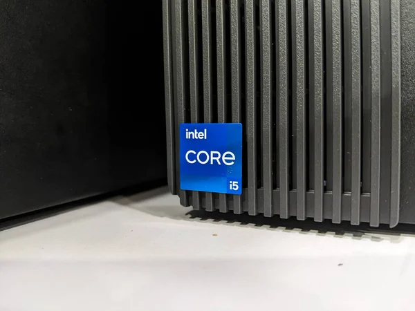 Lumut Perak Lipca 2023 Bliska Niebieska Naklejka Intel Core Czarnym — Zdjęcie stockowe