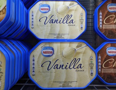 Pantai Remis, Perak, 9 Temmuz 2023: Bir süpermarkette satılan vanilyalı dondurma.