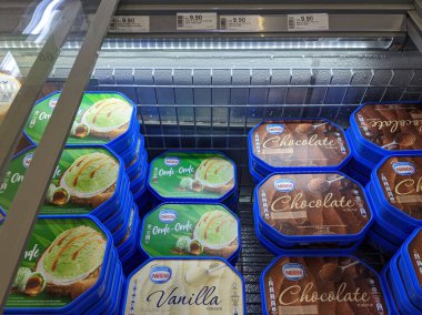 Pantai Remis, Perak, 9 Temmuz 2023: Süpermarketlerde satılan çeşitli aromalı dondurma.