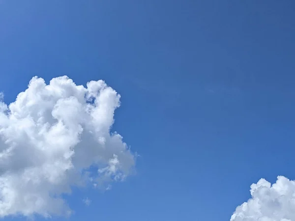 Ein Weiter Blauer Himmel Mit Großen Weißen Wolken Designelemente — Stockfoto