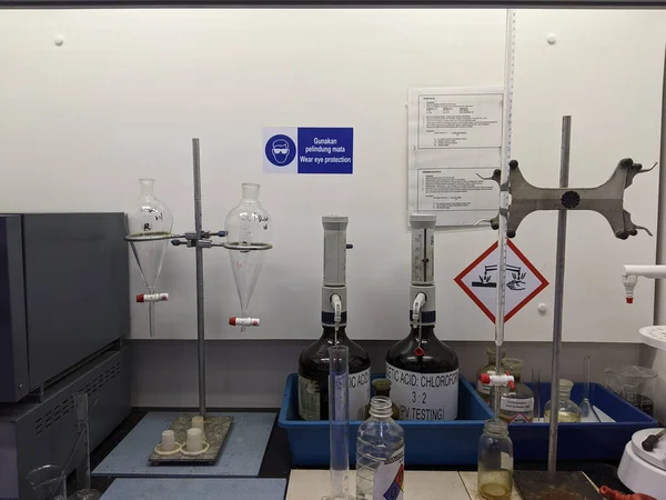 工厂实验室测试油烟罩中棕榈油的实验室设备 — 图库照片