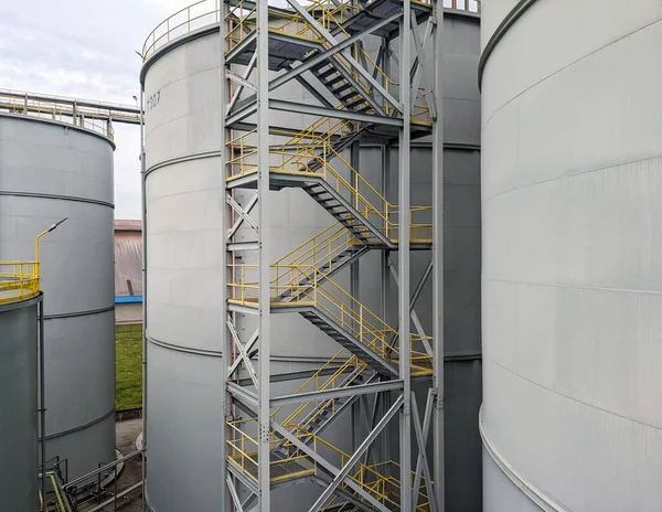 原油储油罐旁边有一个高耸的锯齿状楼梯 — 图库照片