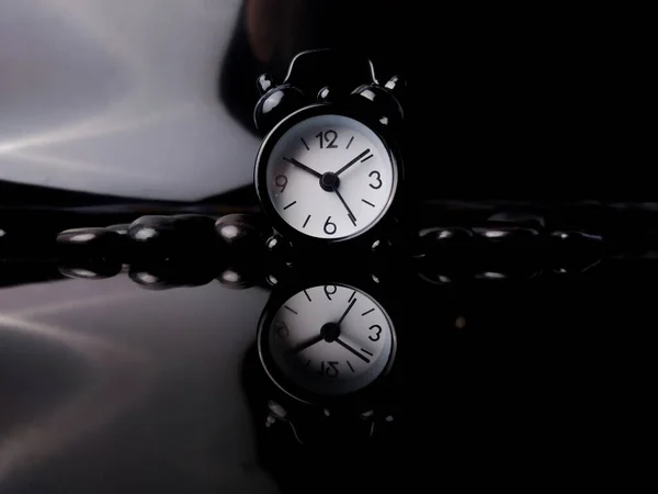 Relógio Alarme Preto Rocha Preta Com Reflexão Sobre Fundo Preto — Fotografia de Stock