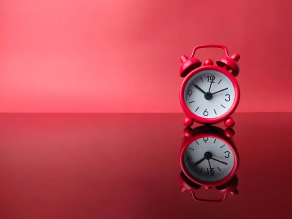 Reloj Despertador Rojo Con Reflejo Sobre Fondo Rojo Espacio Copia — Foto de Stock