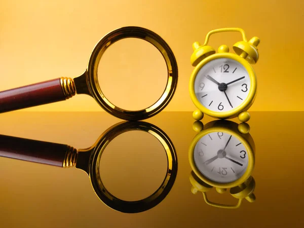 Relógio Alarme Amarelo Lupa Vintage Fundo Amarelo Com Reflexão Sobre — Fotografia de Stock