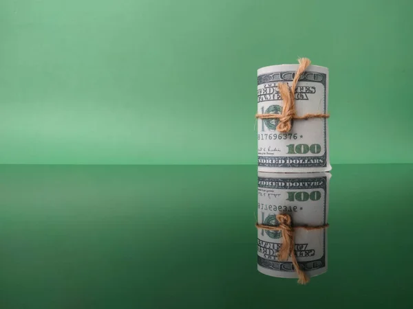 Yeşil Arka Planda Banknotlar Siyah Akrilik Bir Tahta Üzerinde Yansıması — Stok fotoğraf